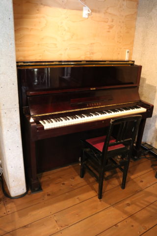 店内に飾られている柱時計などの雑貨、ピアノや音響機材