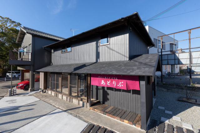 黒い和モダンな外観