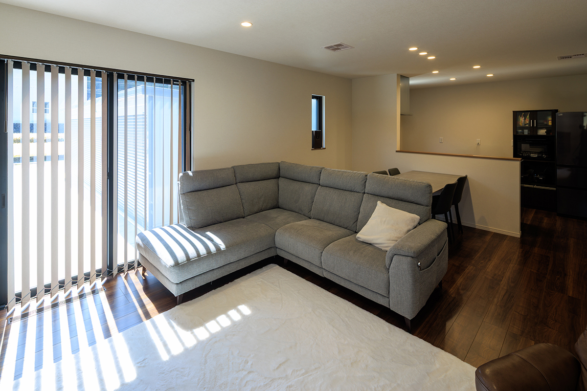 木のぬくもりとグレーが奏でる、上質な大人の平屋