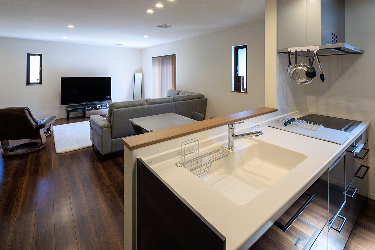 木のぬくもりとグレーが奏でる、上質な大人の平屋